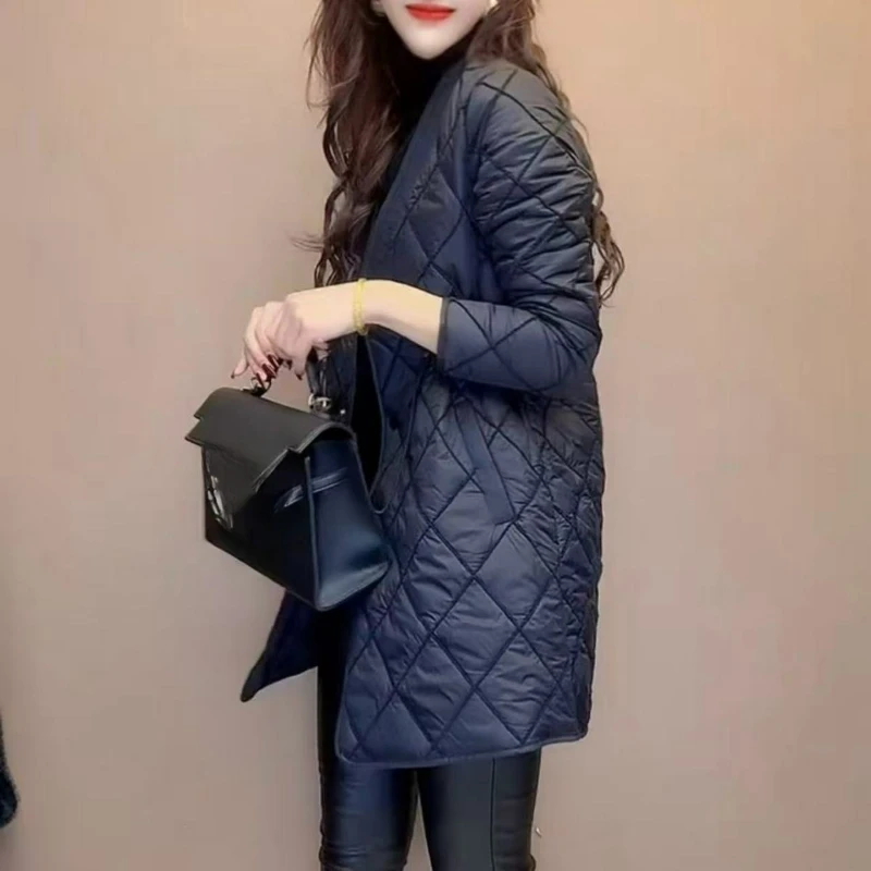 تصميم خريف وشتاء أنيق للسيدات لعام 2026 من سترة مبطنة بالقطن للتخسيس على شكل حرف V وخصر على شكل حرف V للنساء