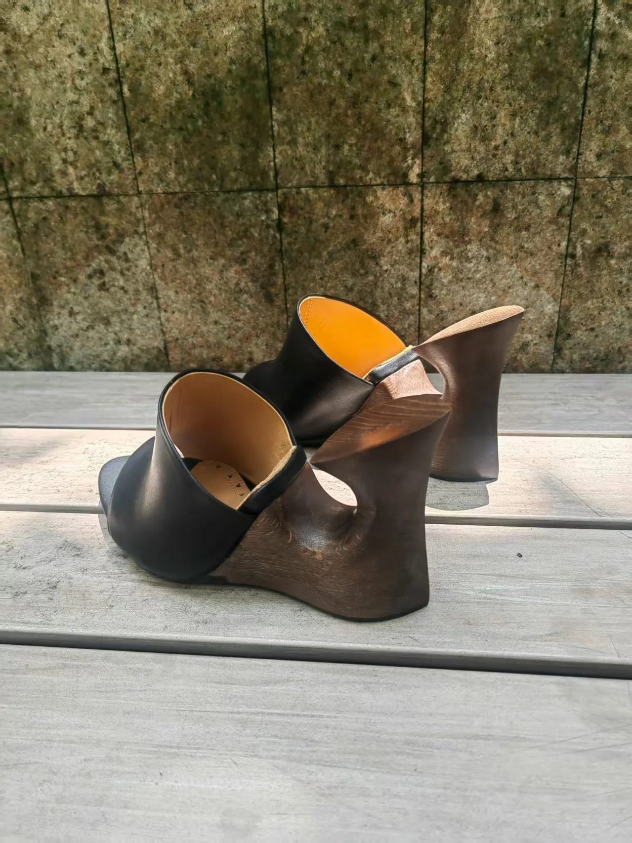 

Женские черные кожаные босоножки на танкетке с открытым носком, модные босоножки на асимметричном каблуке, минималистичный дизайн, стильная удобная обувь