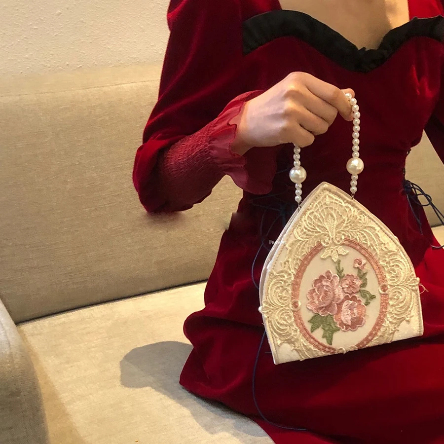 

Retro Imitation pearl handle women's bag sweet lace flower embroidered bag versatile Irregular clutch purse party dinner bags