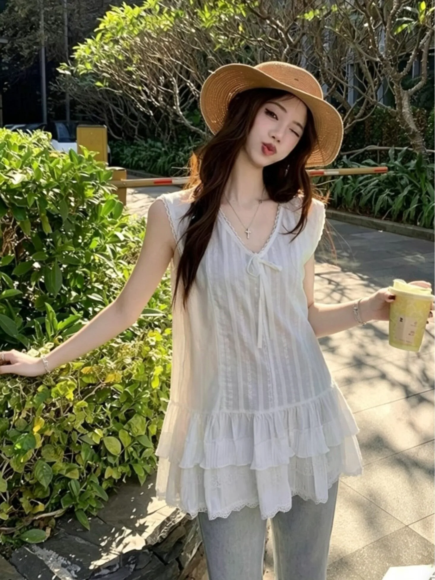 

French Style Loose Lace Trim Sleeveless Vest Shirt Women Summer Young-looking Fashionable Gored Hem Small Top
