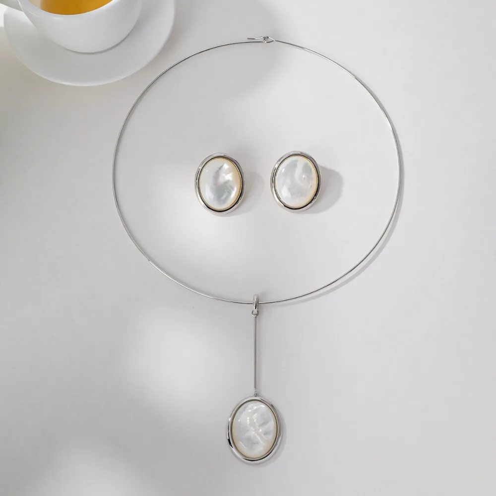 

New White Mother-of-pearl Wood Grain Stone Pendant Choker Round Clavicle Chain Niche Light Luxury Advanced Combination Necklace