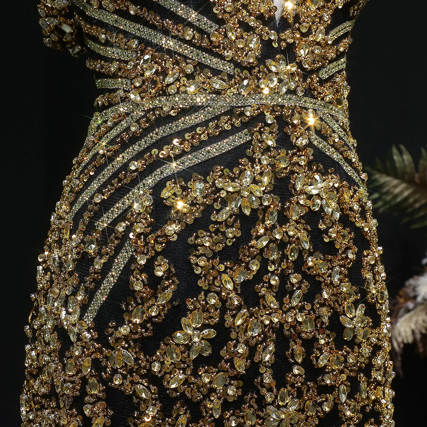 Sharon Said Schwarzes schulterfreies Kleid mit tiefem V-Ausschnitt und schweren Perlenverzierungen, kurzes Cocktailkleid für Abschlussball und Party, Dubai, RM131, maßgeschneidert – Detail 16