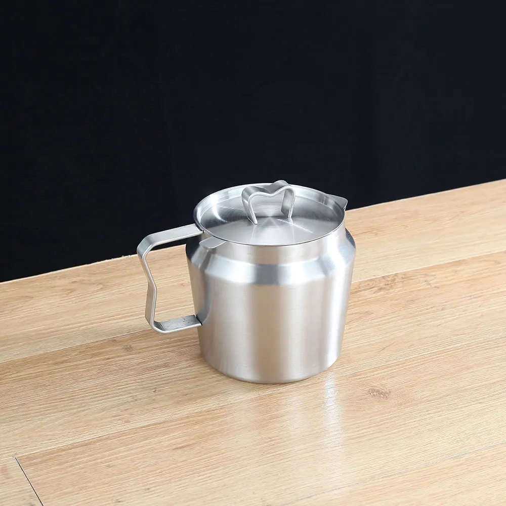 

Stainless steel oil pot with filter screen, household kitchen oil pouring bottle, heart-shaped lid, leak proof control oil pot