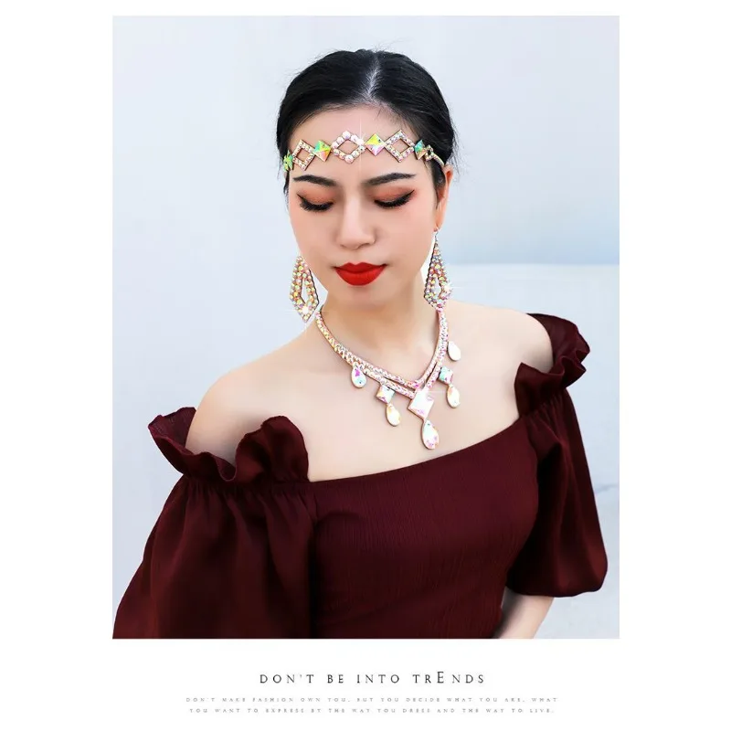 カスタマイズされたベリーダンスネックレス、牛革の背景にカラフルなダイヤモンドが落ちるネックチェーン、ラテンダンスアクセサリー