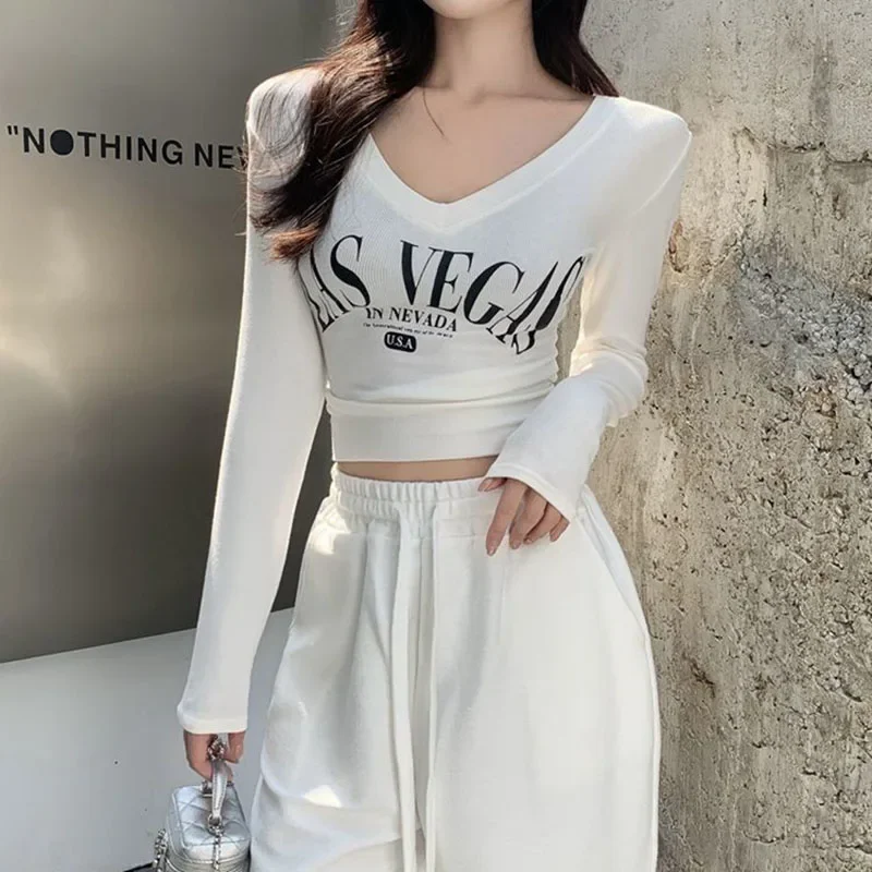 Harajuku إلكتروني الطباعة المحاصيل القمم المرأة الكورية الخامس الرقبة طويلة الأكمام الأبيض تي شيرت امرأة مثير سليم صالح Y2K أبلى قصيرة تيز