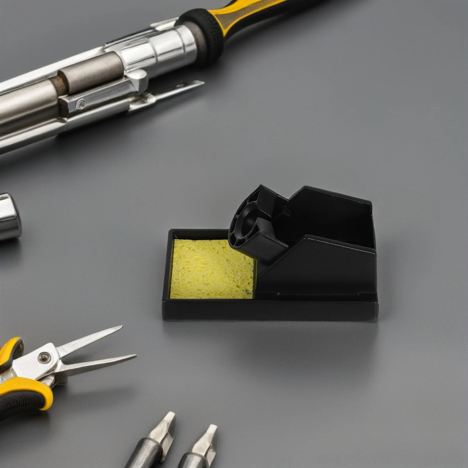 حامل حديد لحام من الألومنيوم لأقلام حرق الخشب وتبديد سريع للحرارة وتصميم مدمج محمول مع إسفنجة تنظيف #4