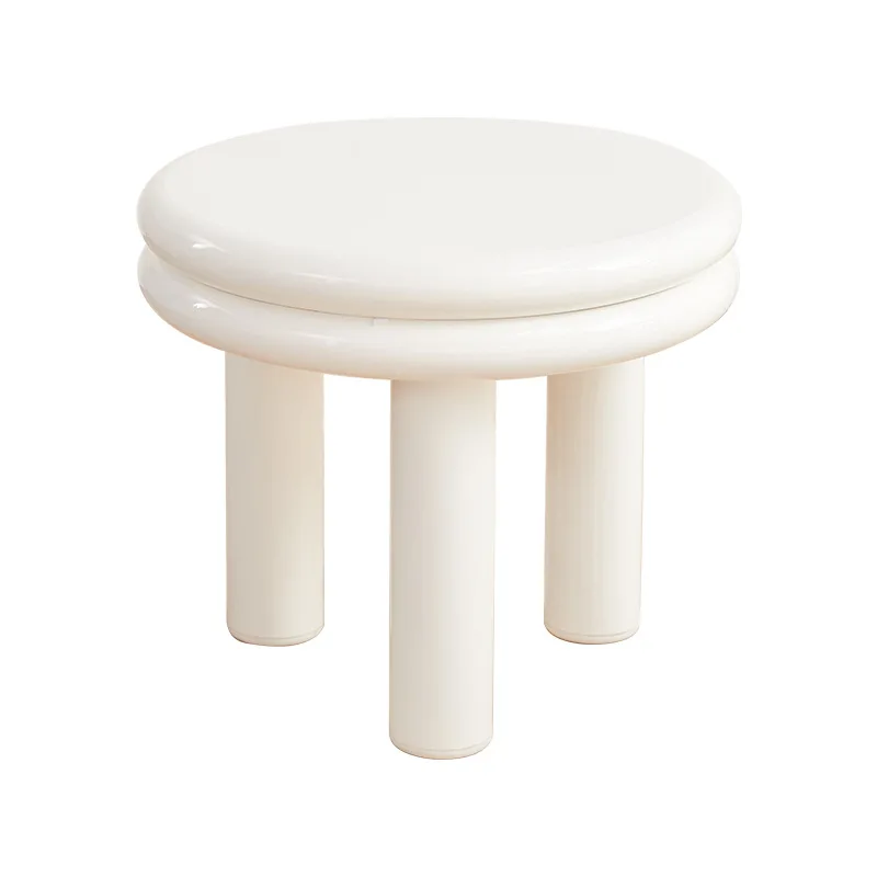 アパートのリビングルーム、シンプルでモダンなインターネットセレブの創造性、デザイナースタイル、錬鉄製のコーヒーテーブルの組み合わせ