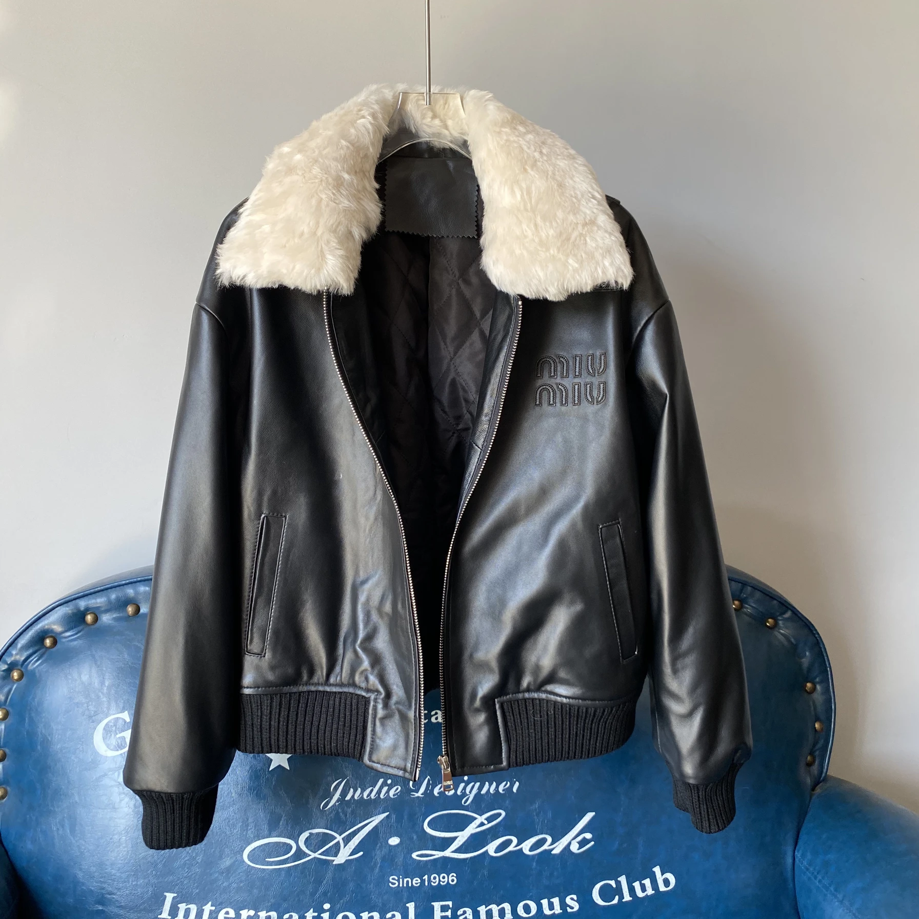 معطف Jaet ort نسائي من جلد eepskin فضفاض مناسب لراكبي الدراجات النارية معطف من الفرو والجلد بسحاب للإغلاق وياقة مربعة