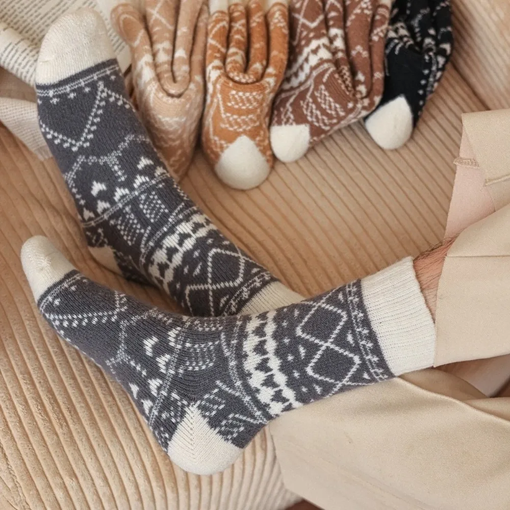New Warm Winter Socks Ethnic Style Soft Cold-proof Socks Comfortable Diamond Pattern Mid-tube Socks Men