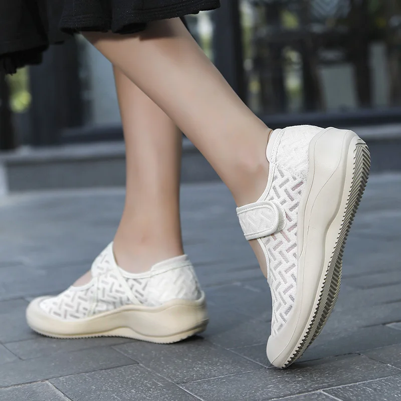 Spring/summer 2024 new breathable mesh oversized women\'s shoes magic tape a light soft-soled casual sneakers mom shoes