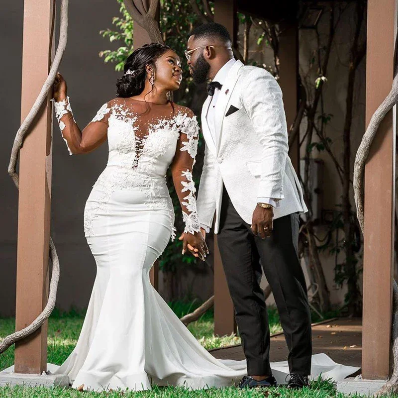 Suknie ślubne syreny plus size na zamówienie, satynowe, z długim rękawem, zdobione koralikami, kryształami i koronkowymi aplikacjami, z trenem typu court.