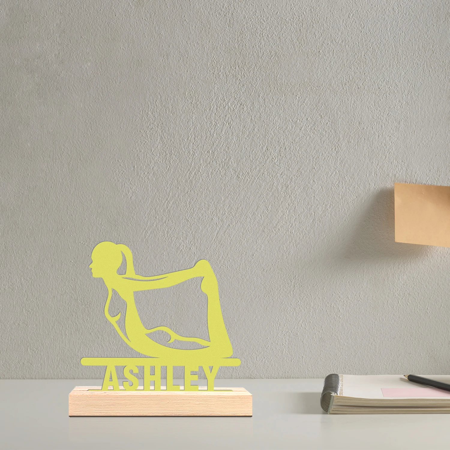 1個入りメタルデスクトップオーナメントと装飾品、木製ベース付 - Home Decor Names のレビューと価格