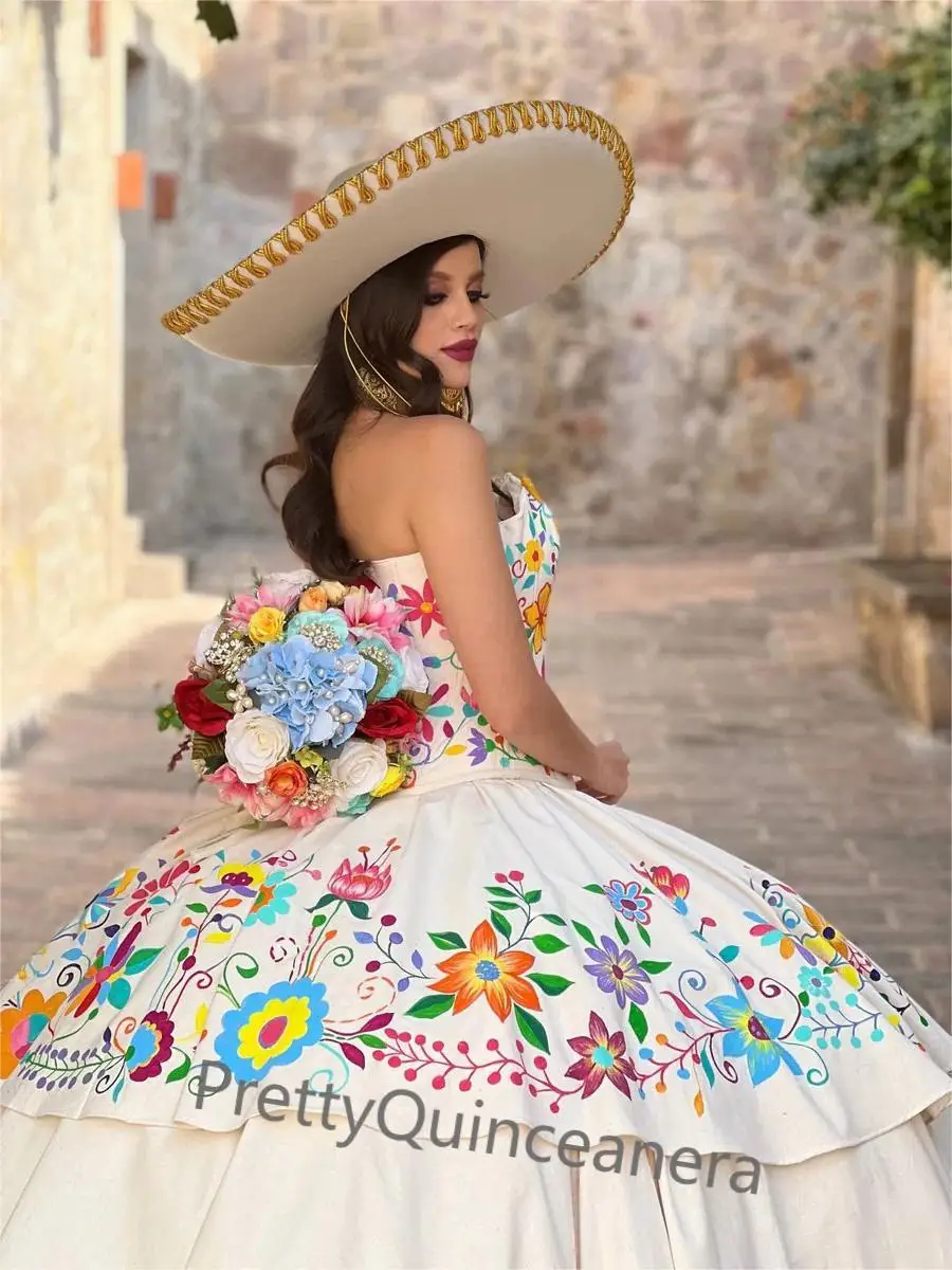 فساتين الأميرة PrettyQuinceanera ، تنورة ذات طبقات مكسيكية عاجية ، تطريز زهور مصنوع يدويًا ، نمط Charro مصنوع حسب الطلب