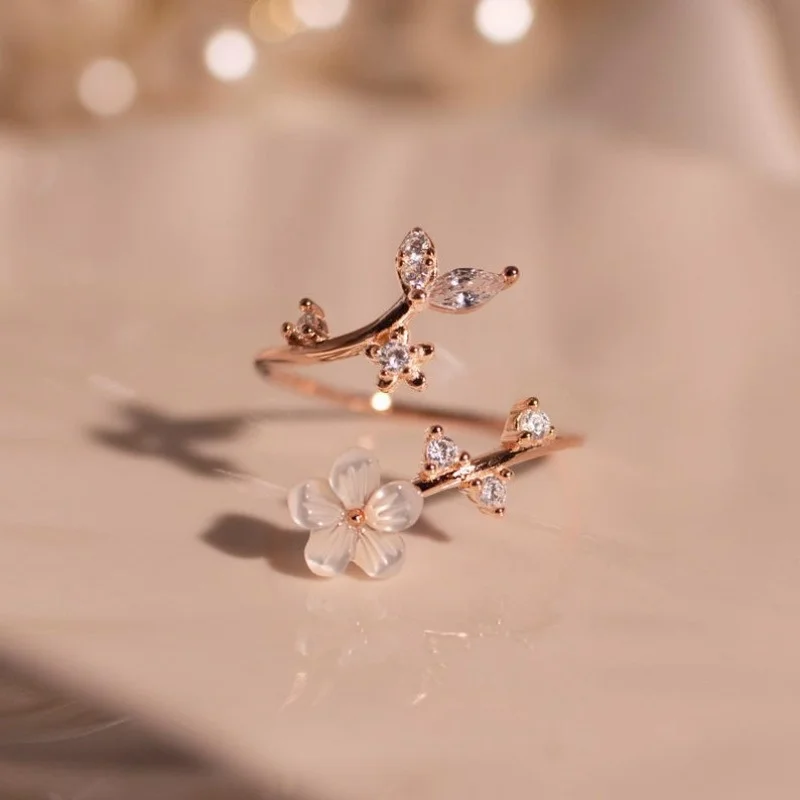 Exquisiter, funkelnder, mit Zirkonia besetzter Blumenring mit offenem Ende, geeignet für den täglichen Schmuck von Frauen als Schmuckgeschenk.