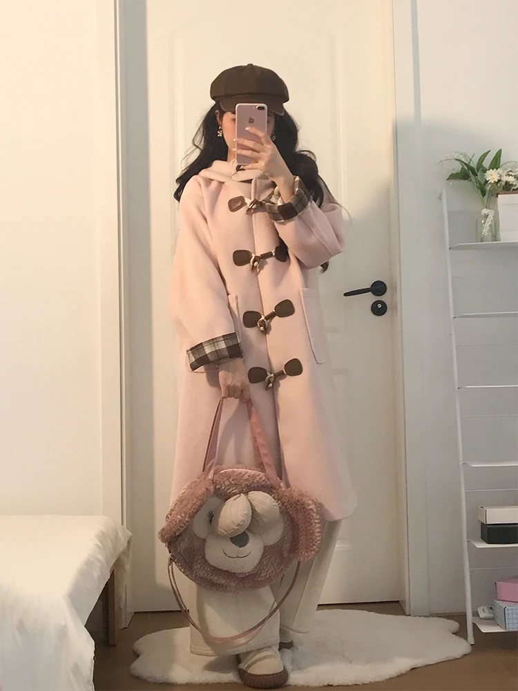 

Милое розовое шерстяное пальто с роговыми пуговицами, женский свободный крой, кардиган средней длины с капюшоном, зимняя мода, тренд колледжа