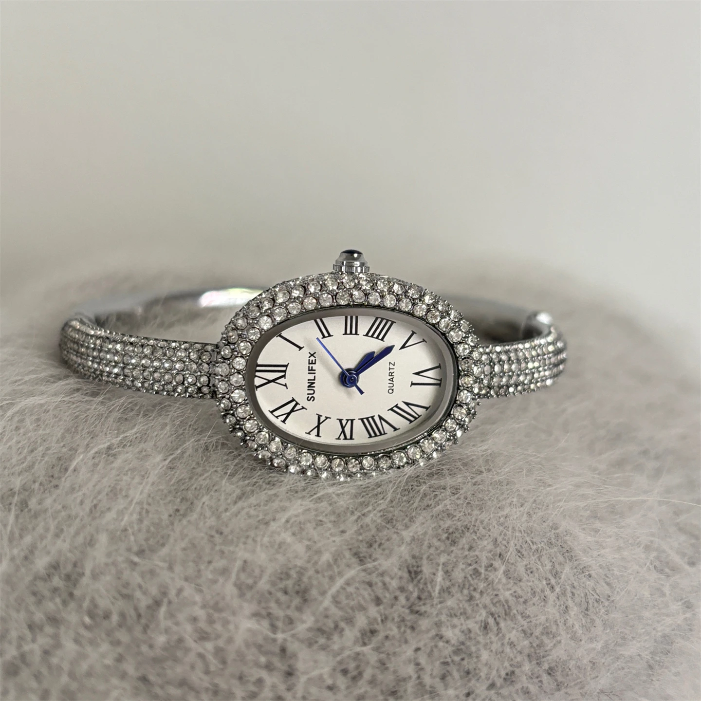 Reloj de pulsera para mujer, lujo ligero, exquisito, blanco, reloj de cuarzo vintage, reloj de diseño para mujer, reloj elegante para mujer