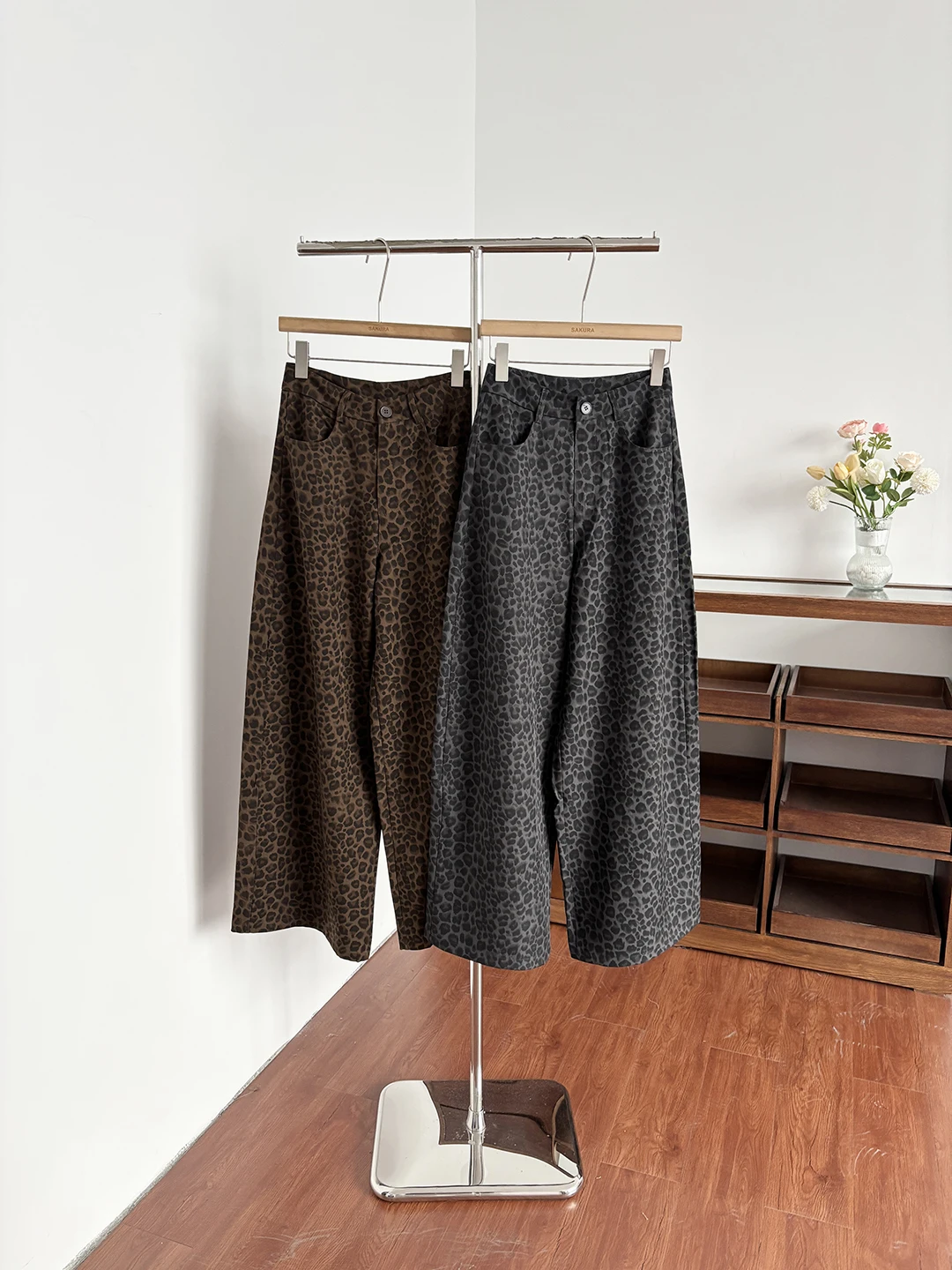 

Женские брюки с высокой талией, свободного кроя, с леопардовым принтом, широкие штанины, в корейском ретро-стиле, повседневные, лето 2026, полиэстер