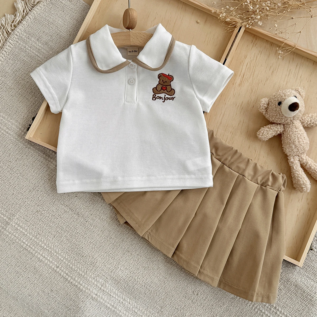 

Летний комплект для девочек: топ с вышивкой медведя и плиссированная юбка, 2 предмета, новый повседневный стиль, футболка с коротким рукавом