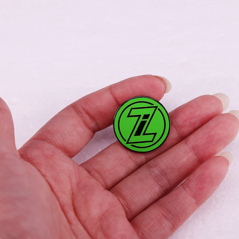 جاسوس فيلم Zorin الصناعات الخضراء Z شعار شارة المينا دبوس هدية لفيلم هواة عبادة