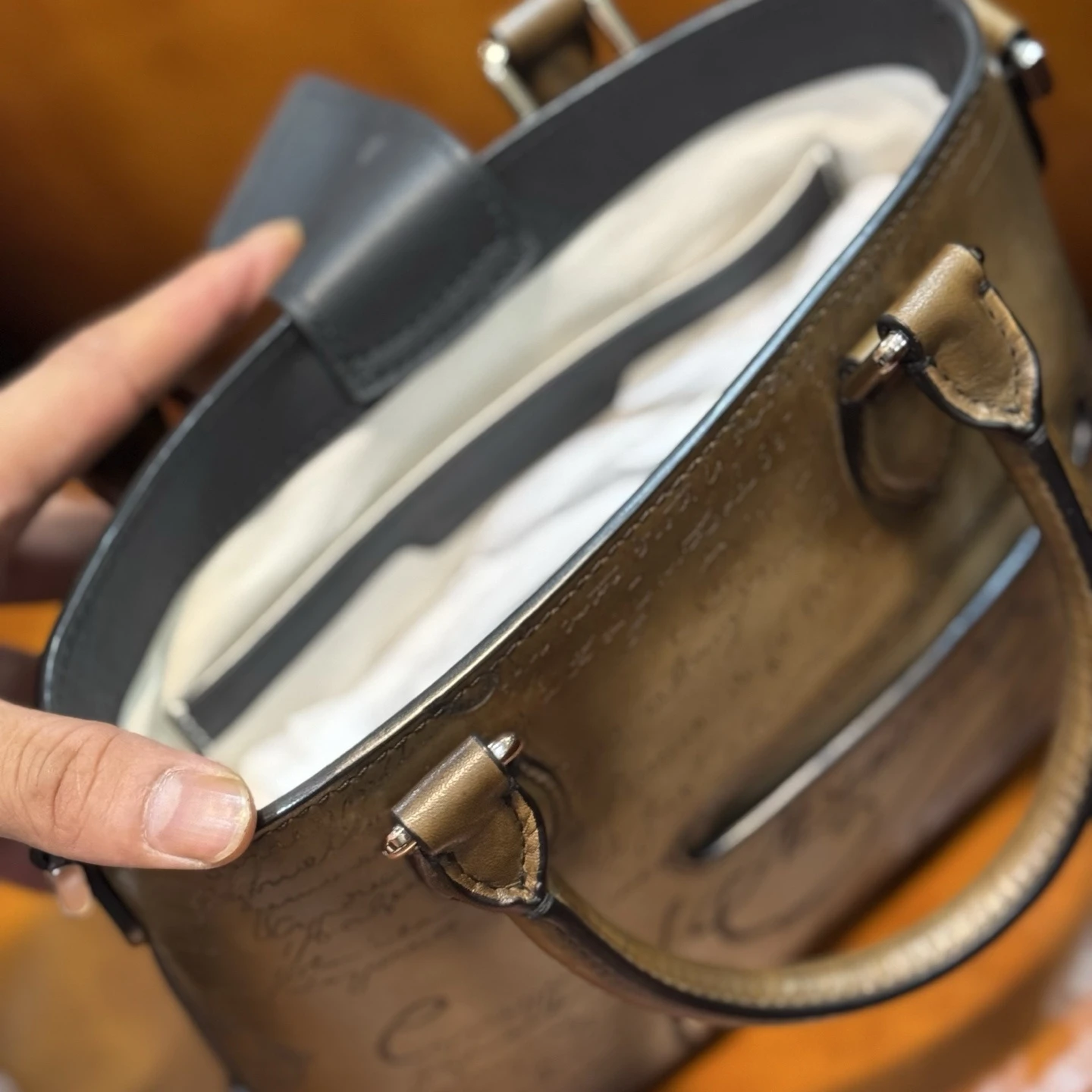 DIMY 2025 Men's Genuine Leather Business High end Luxury Handmade Color Cleaning Postman Bag view 5