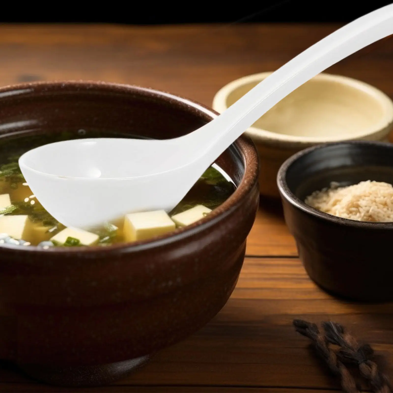 Cuchara para Sopa Asiática de Porcelana Dorada, Cuchara de Cerámica con Mango Recubierto de Acero, Agarre Cómodo, Apta para Microondas y Lavavajillas, para Pho y Ramen