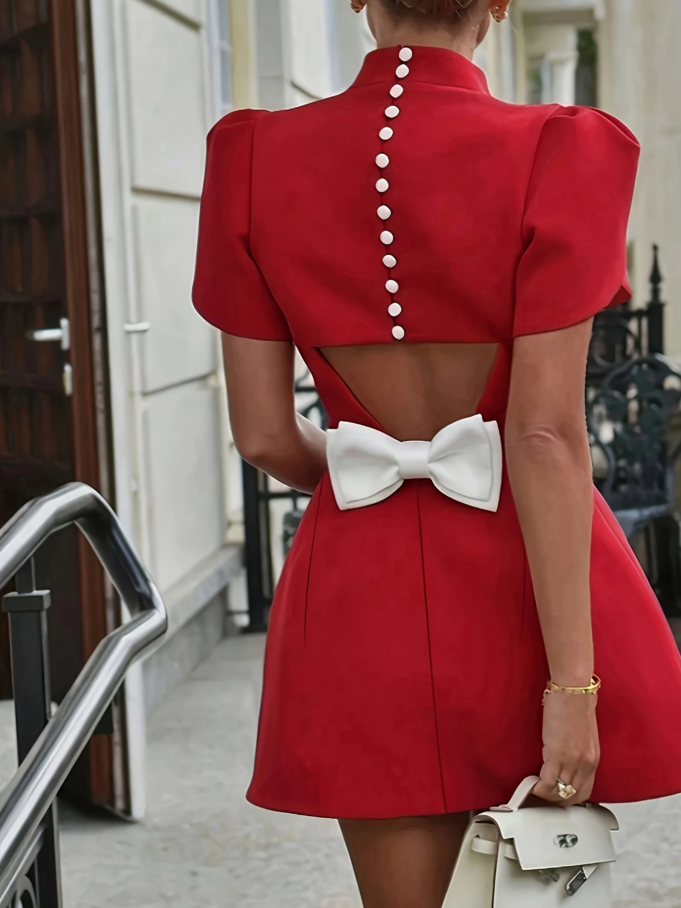 Lässiges und elegantes Damenkleid mit Rundhalsausschnitt, Knopfleiste am Rücken, ausgehöhltem Schleifendesign und mittellangem Rock – Detail 4