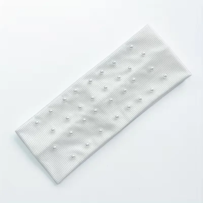 Perlenähnliche Haaraccessoires und Haarbänder in eleganten, einfarbigen Designs mit perlenähnlichen Verzierungen. – Detail 5