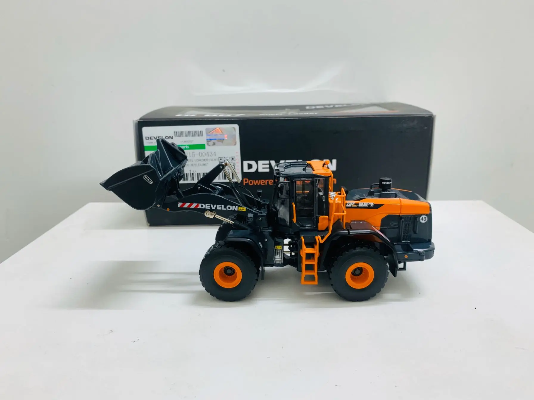 

Develon DL867 Wheel Loader 1:50 Scale DieCast Metal Machines Model Collectible Mechanical Engineering