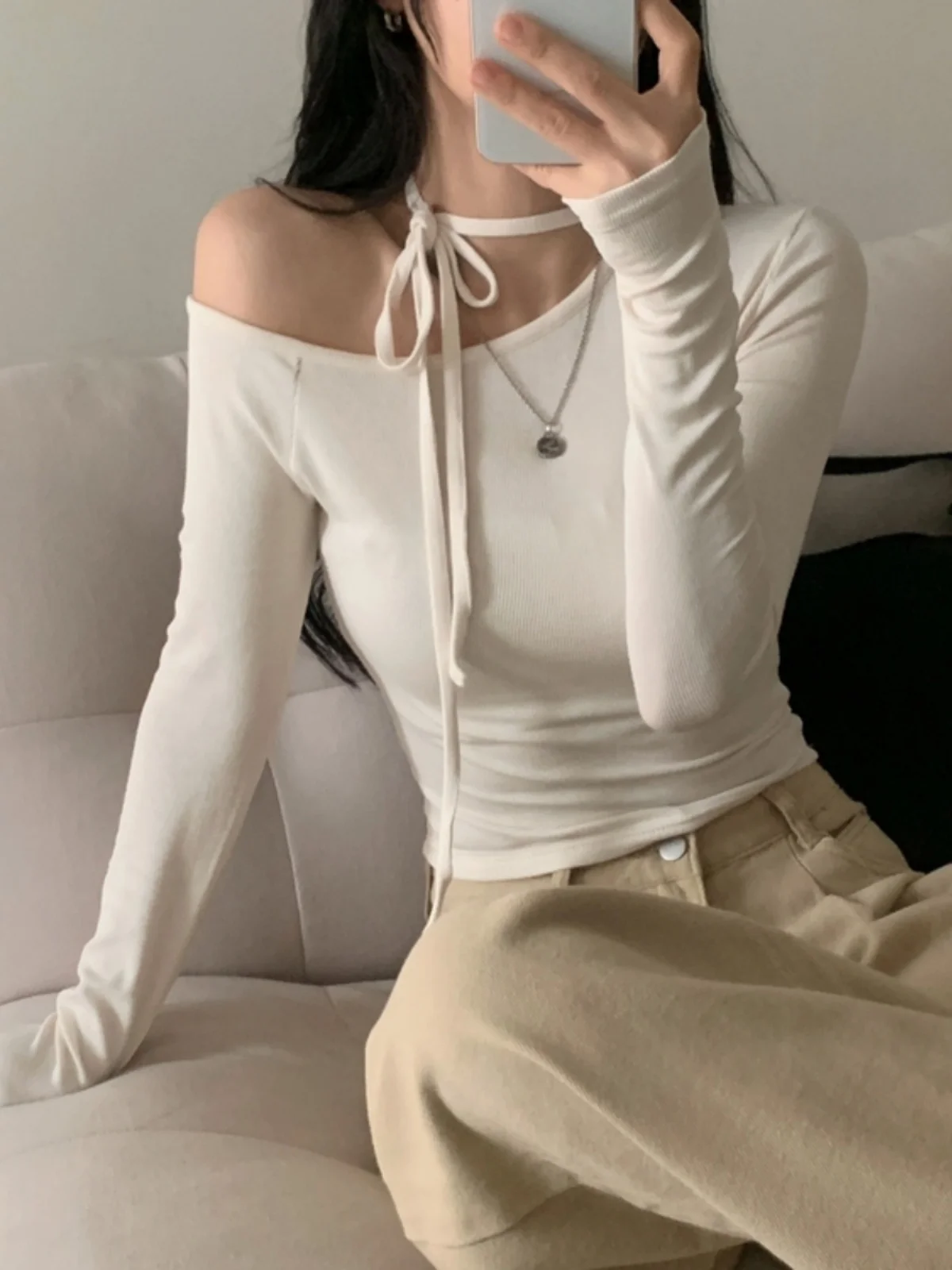 

Chic Long Sve T-irt Women's Faionable Slimming Base Layer Exposing Clavicle Knot Design Korean Sle Spring Apparel