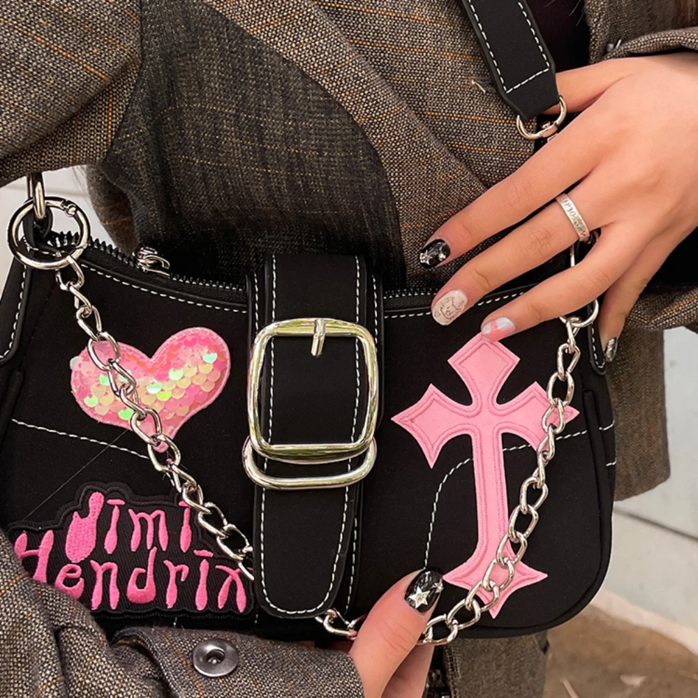 Bolso de charol negro con cadena pequeña para mujer, bolso de mano con hebilla de Metal y corazón cruzado rosa, estilo Preppy, Y2K, 2023