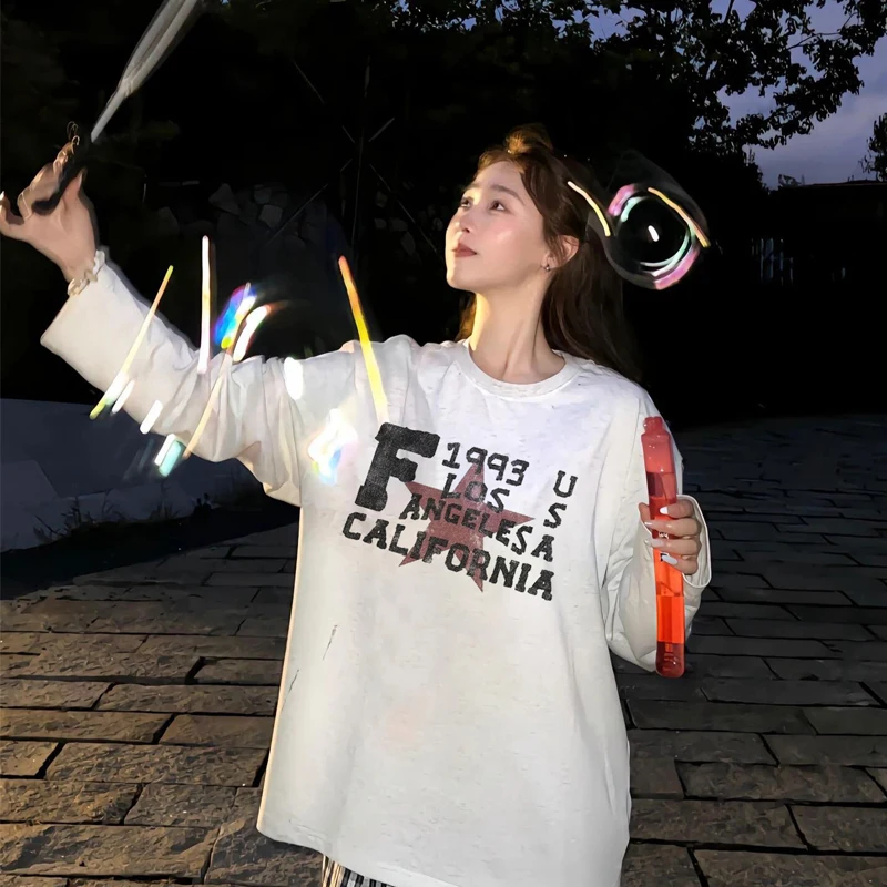 Biała koszulka damska z długim rękawem z nadrukiem w stylu amerykańskim, luźna, oversize, modna na jesień 2025, odzież damska w stylu streetwear.