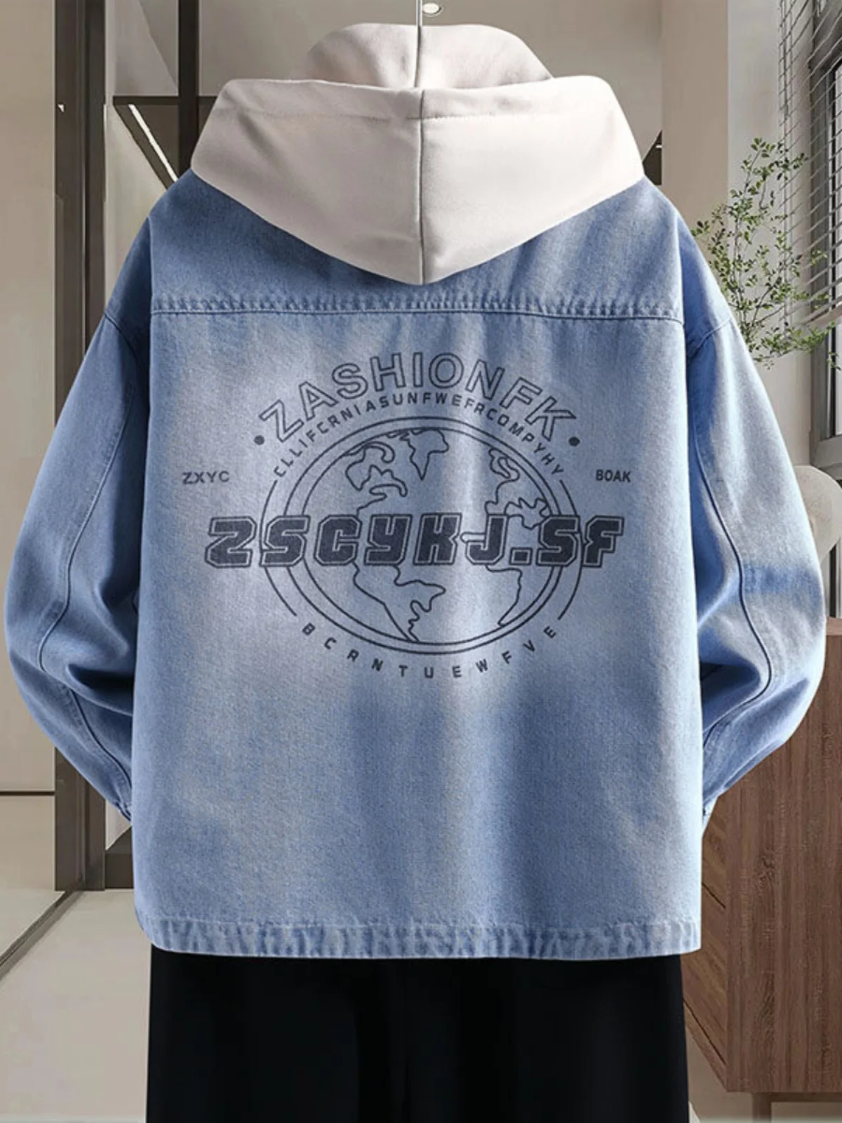 سترة جديدة لربيع وخريف 2025 للرجال باللونين الأزرق والأسود بأكمام طويلة من قماش الدنيم سترة فضفاضة غير رسمية مغسولة مع قبعة قابلة للفصل