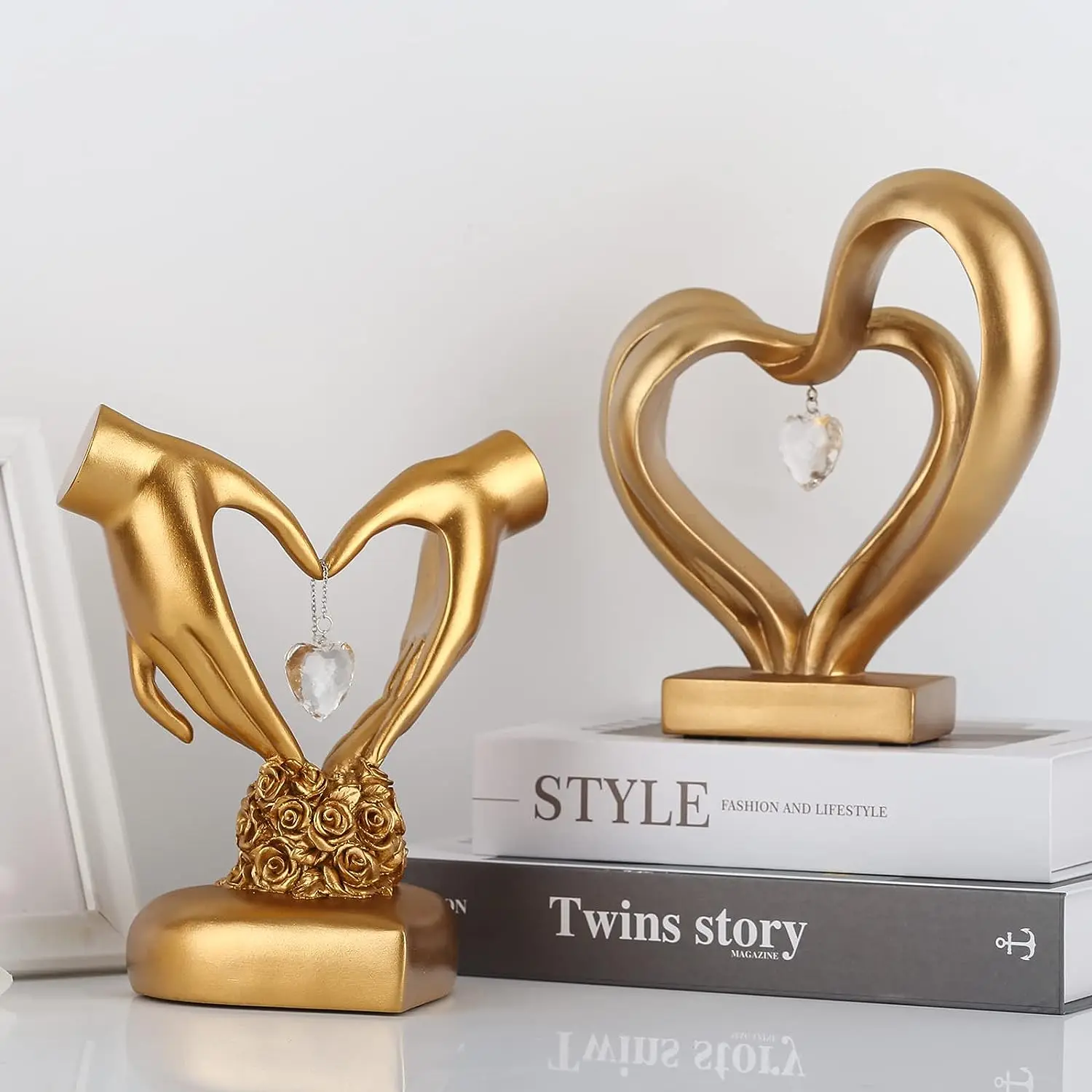 

Resin Love Gesture Sculpture Romantic Couple Statue Bookshelf Decoration Modern Art Gold Double Hands Love Heart Wedding Gifts