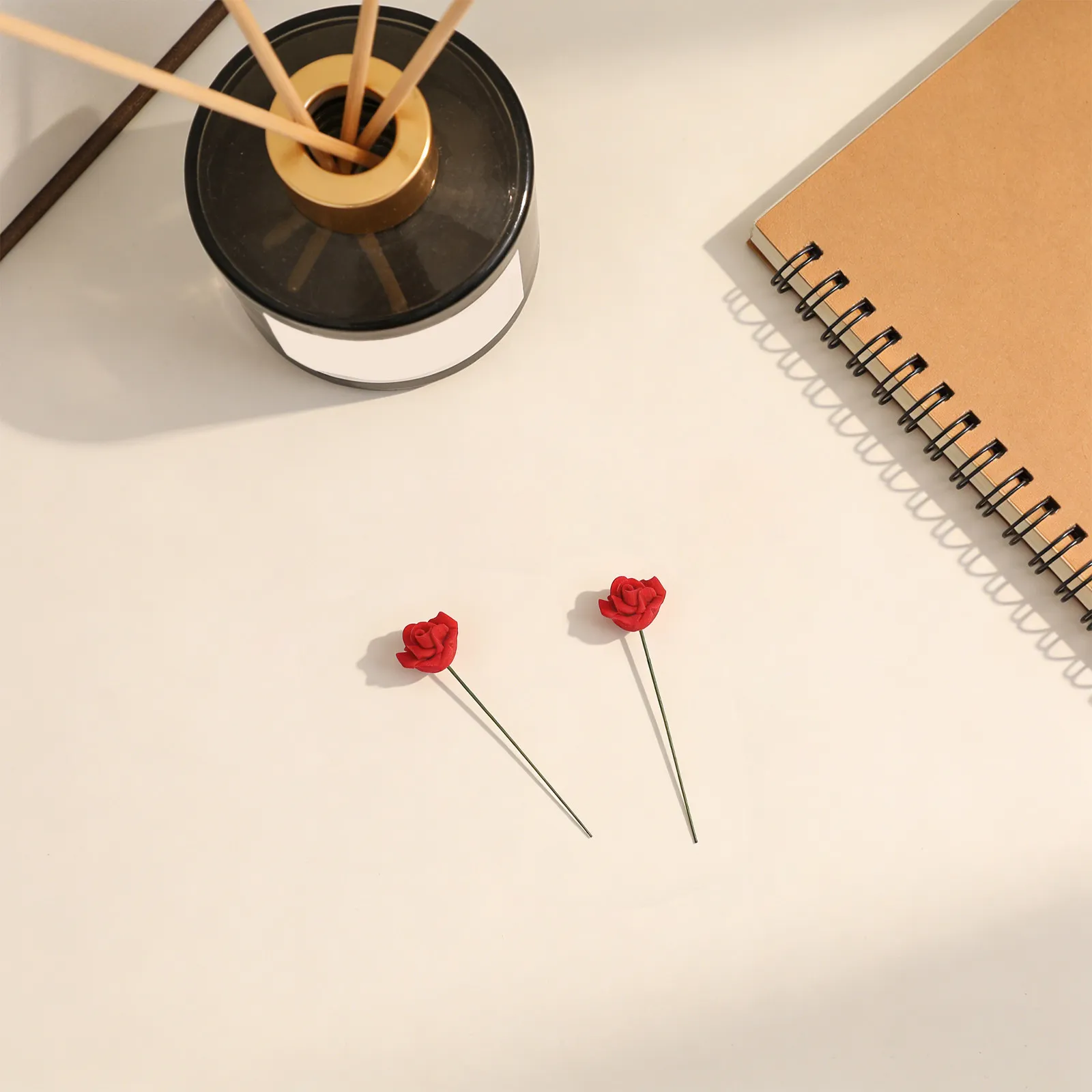 

5Pcs Mini Rose Flower Landscape Scenery Decoration Resin Iron Wire Delicate Miniature House Supply Mini Flower Decorations