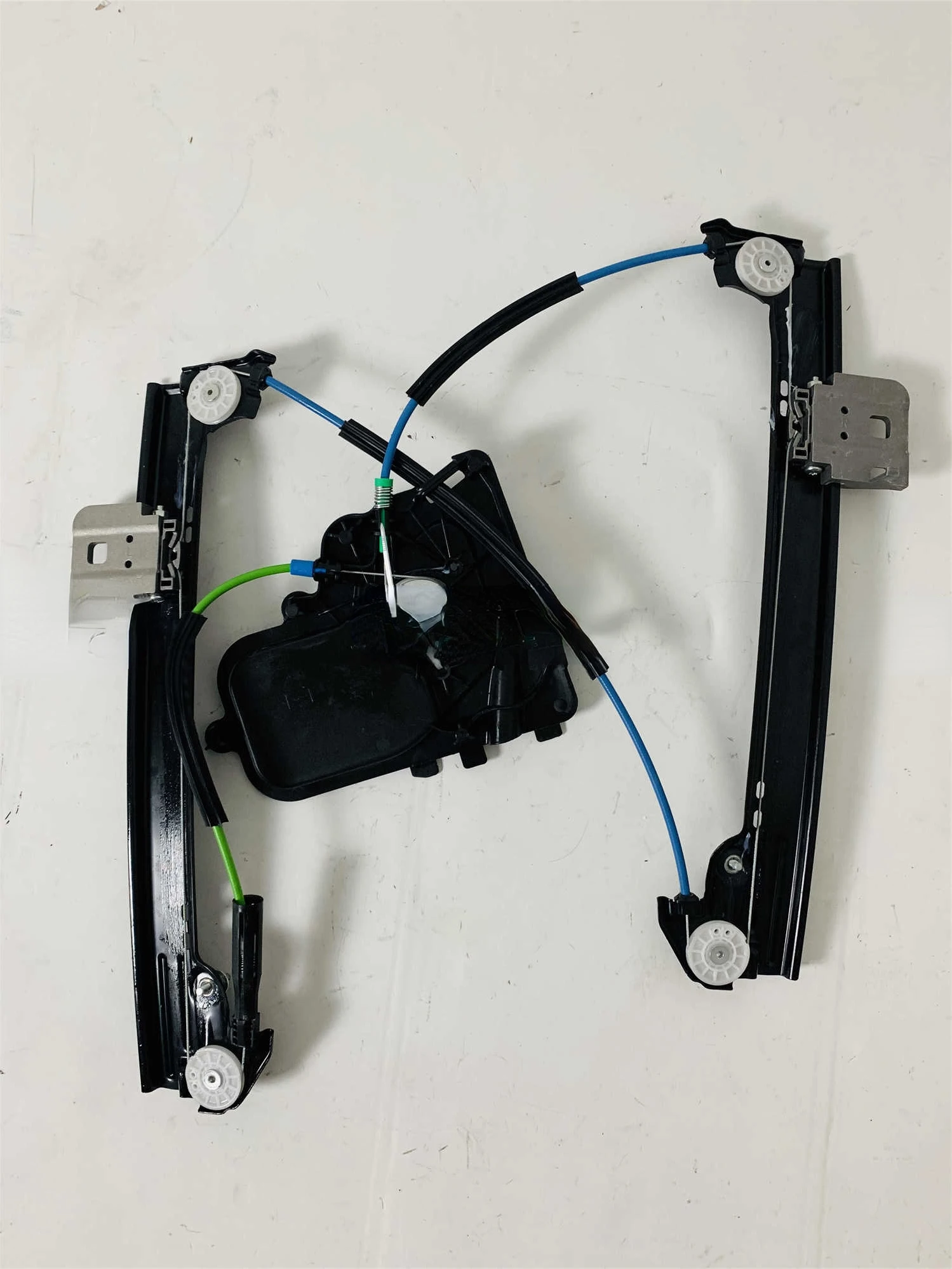 Applicable to the door lifting of the left and right front door and rear door lifter bracket of Tesla Model3Modely.