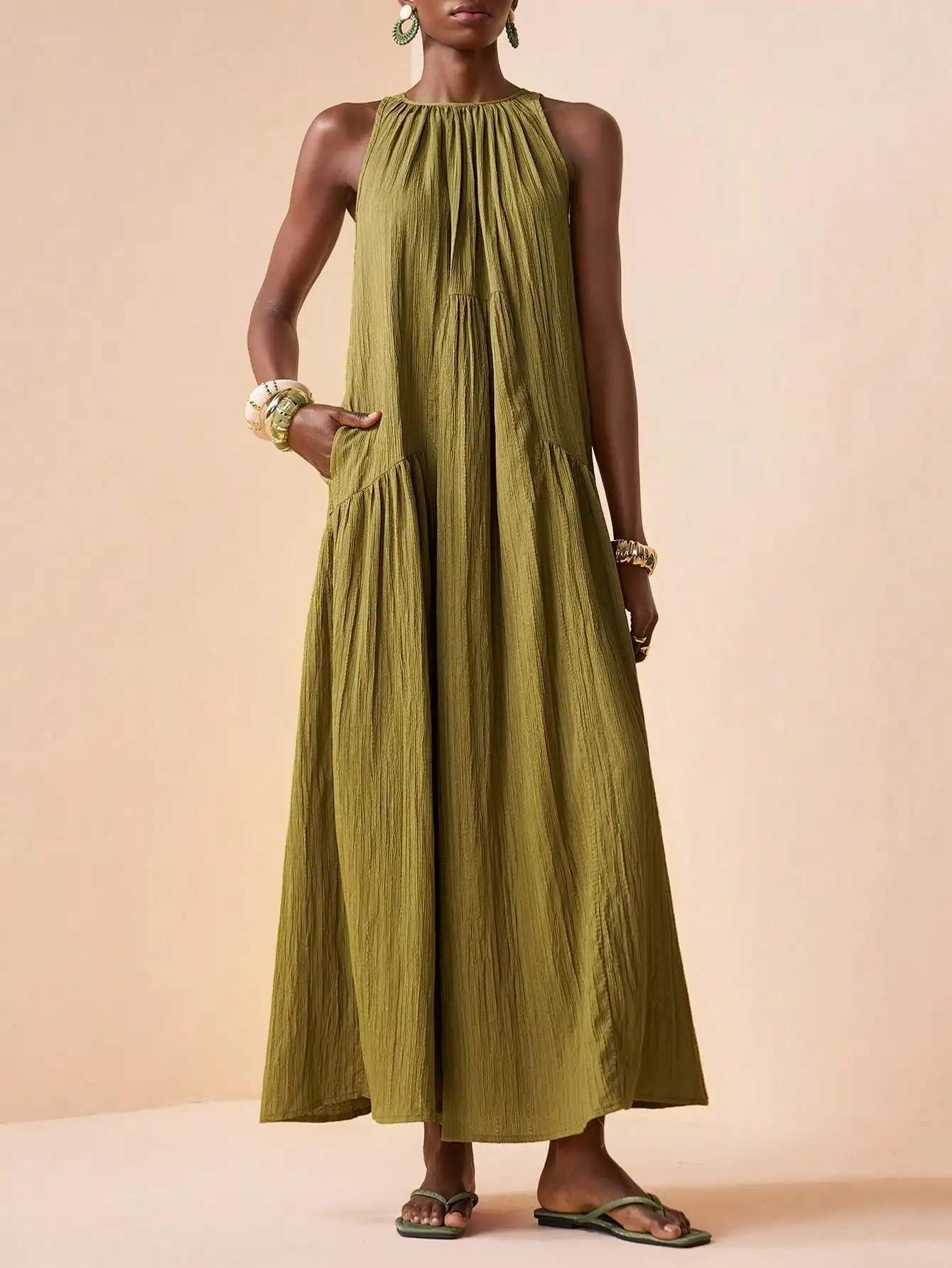

Оливково-зеленое льняное текстурированное плиссированное макси-платье для женщин