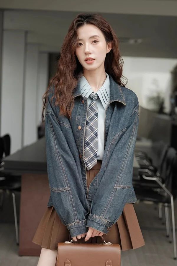 

Женские джинсовые куртки Асимметричный демисезонный пуховый слой Облегающий воротник-стойка Асимметричный длинный желтый наклонный цветок Молодежный