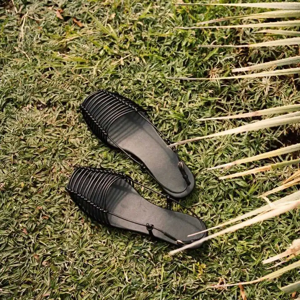 Sandálias de Couro Trançadas com Fundo Plano Estilo Romano Sandálias de Praia Fenas Faionáveis Respirável Slip-On com S...