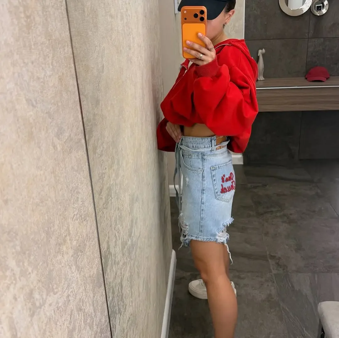 Y2K Hip-Hop High-Street Vielseitige Lässige Damen-Jeansshorts mit leichtem Waschungseffekt, roter Buchstabenstickerei, hoher Taille und ausgefranstem Saum – Detail 3