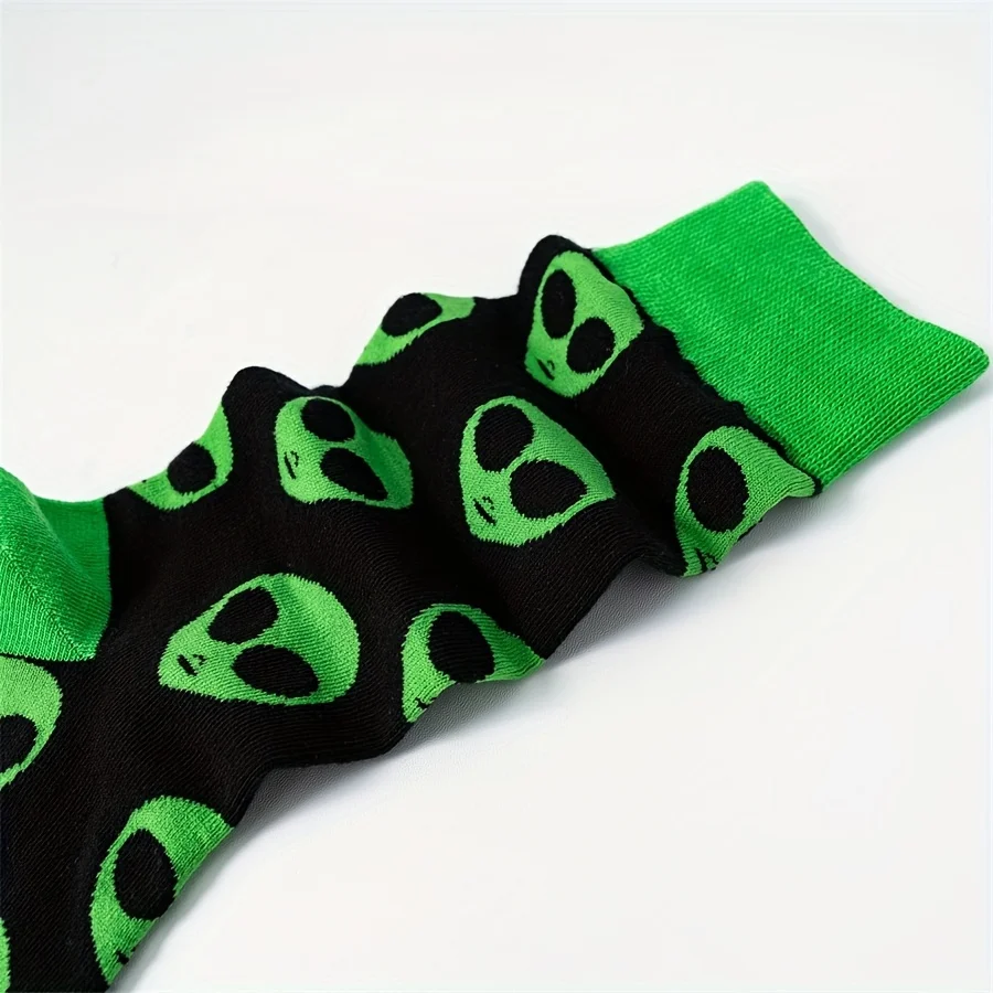 1 pair of autumn and winter new green alien cartoon pattern men\'s couple middle tube socks