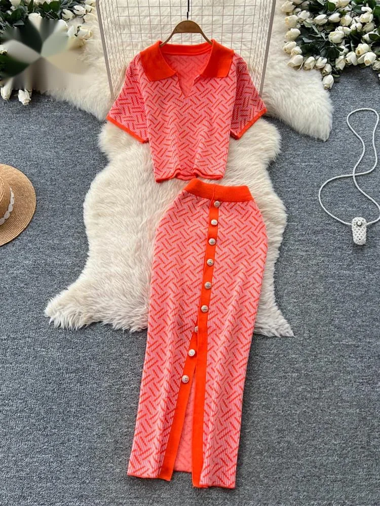 

Костюм в винтажном стиле с геометрическим принтом: топ с лацканами и длинная облегающая юбка на металлических пуговицах, французский стиль, для офиса, вязаный, комплект из 2 предметов