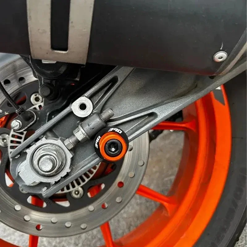 2026 ل 690 SMC R 690 إندورو R Duke 690 Duke 390 SMCR 390 مغامرة دراجة نارية CNC Swingarm بكرة المتزلجون حامل المسمار الإطارات قبعات