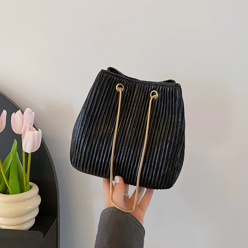 

2024 Women's Shoulder Bag New Chain Bucket Bag Underarm Bag Small Fragrance Bag Fashion and Casual Versatile Wrinkle Crossbody