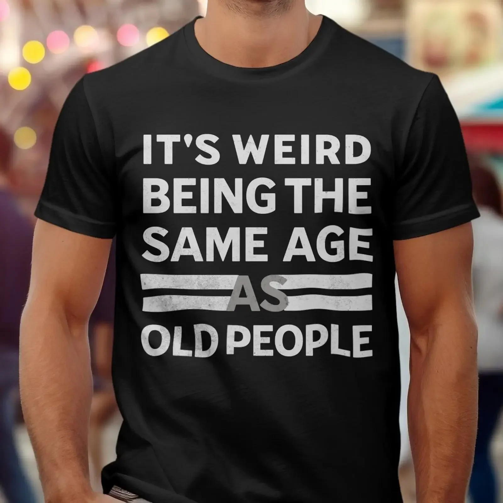 Es ist seltsam, im gleichen Alter wie alte Leute zu sein. Lustiges, sarkastisches T-Shirt, Vintage-Waschung, leicht weich, Herren-Streetwear, lässig.