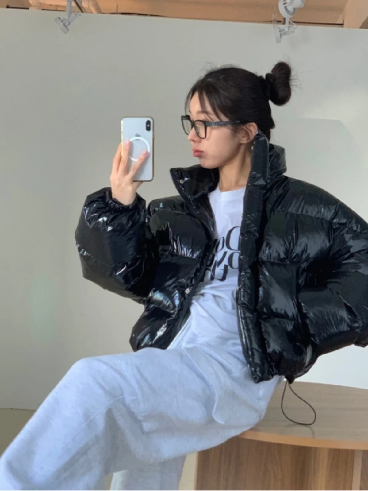 光沢のある表面ダウンコットンジャケット レディース レトロ スタンドカラー ルーズ スリミング 厚手 暖かい ショート丈 パフスリーブ パンコート