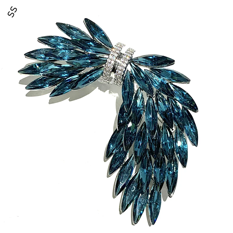 

Popular Women Luxury Style Austrian Crystal Feather Brooch Premium Coat Wing Corsage 18K Gold Plated Elegant Garment Accessory