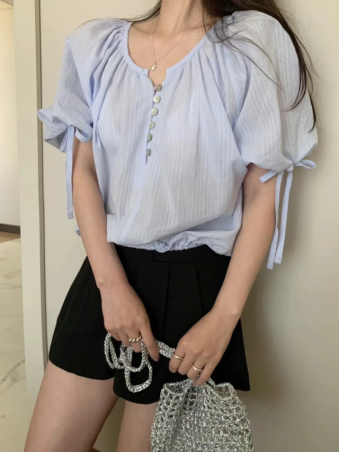 

Стильная женская свободная рубашка с рукавами-фонариками и частичной застежкой на пуговицах, в полоску, из дышащего хлопка, приятная к телу, с коротким рукавом