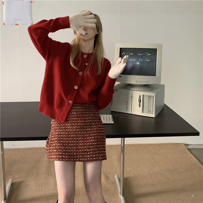 

Красный вязаный утепленный свитер-кардиган женский свободного кроя на пуговицах для осени и зимы, с круглым вырезом, длинными рукавами, цветной