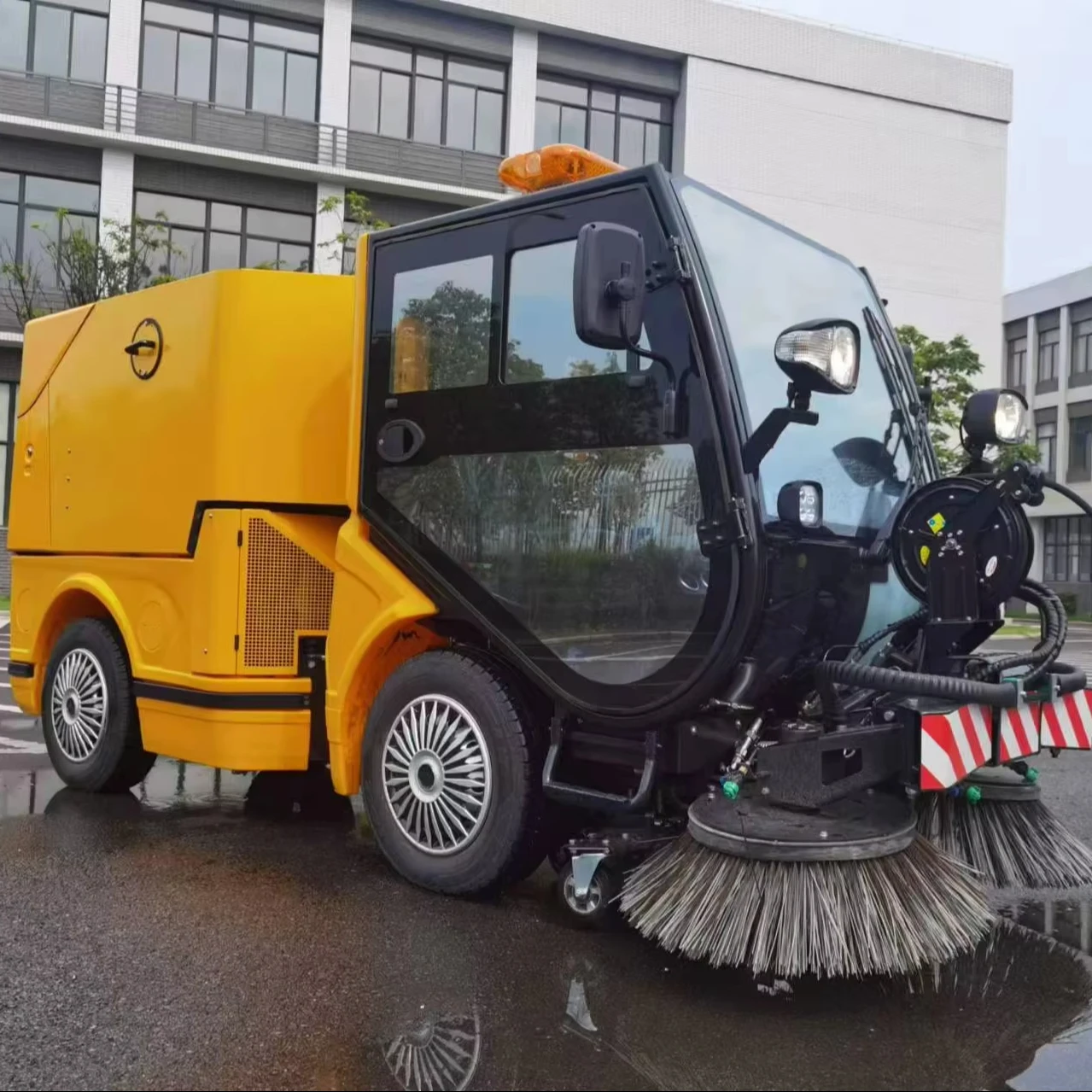 Customized Electric Industrial Floor Sweeper Swiffer Sweeper Floor Road Sweeper
