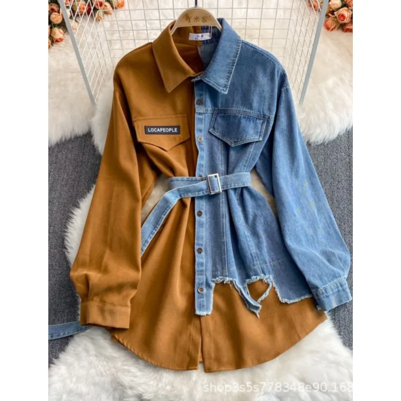 レディースデニムシャツワンピース、スプライス、長袖、シングルブレスト、ターンダウンカラー、イレギュラーミディ丈、ブラウス、ベルト付き、秋